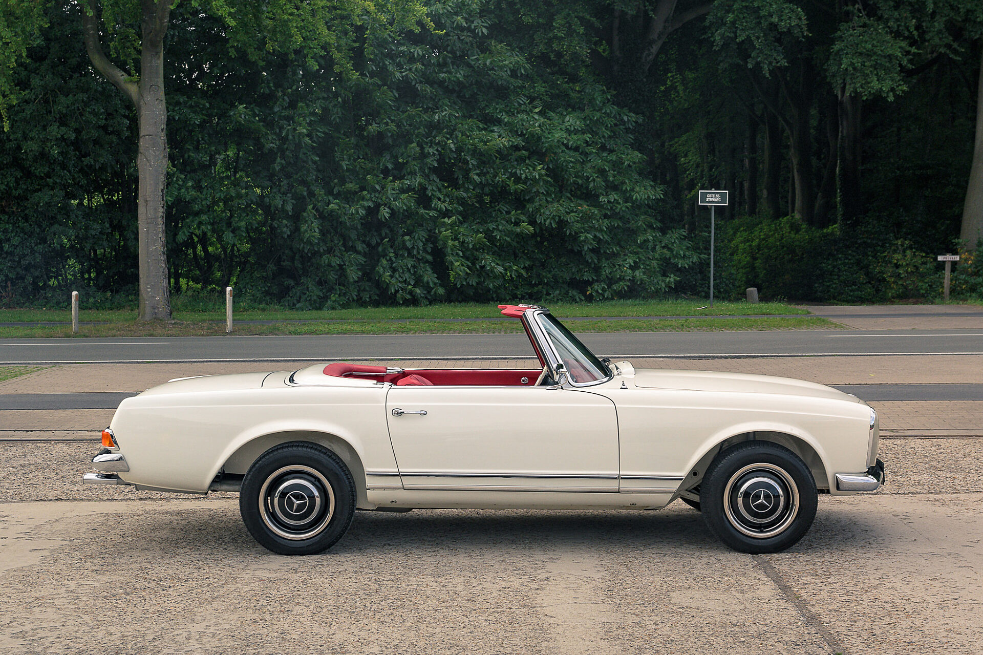 1967 Mercedes-Benz 230SL Pagoda