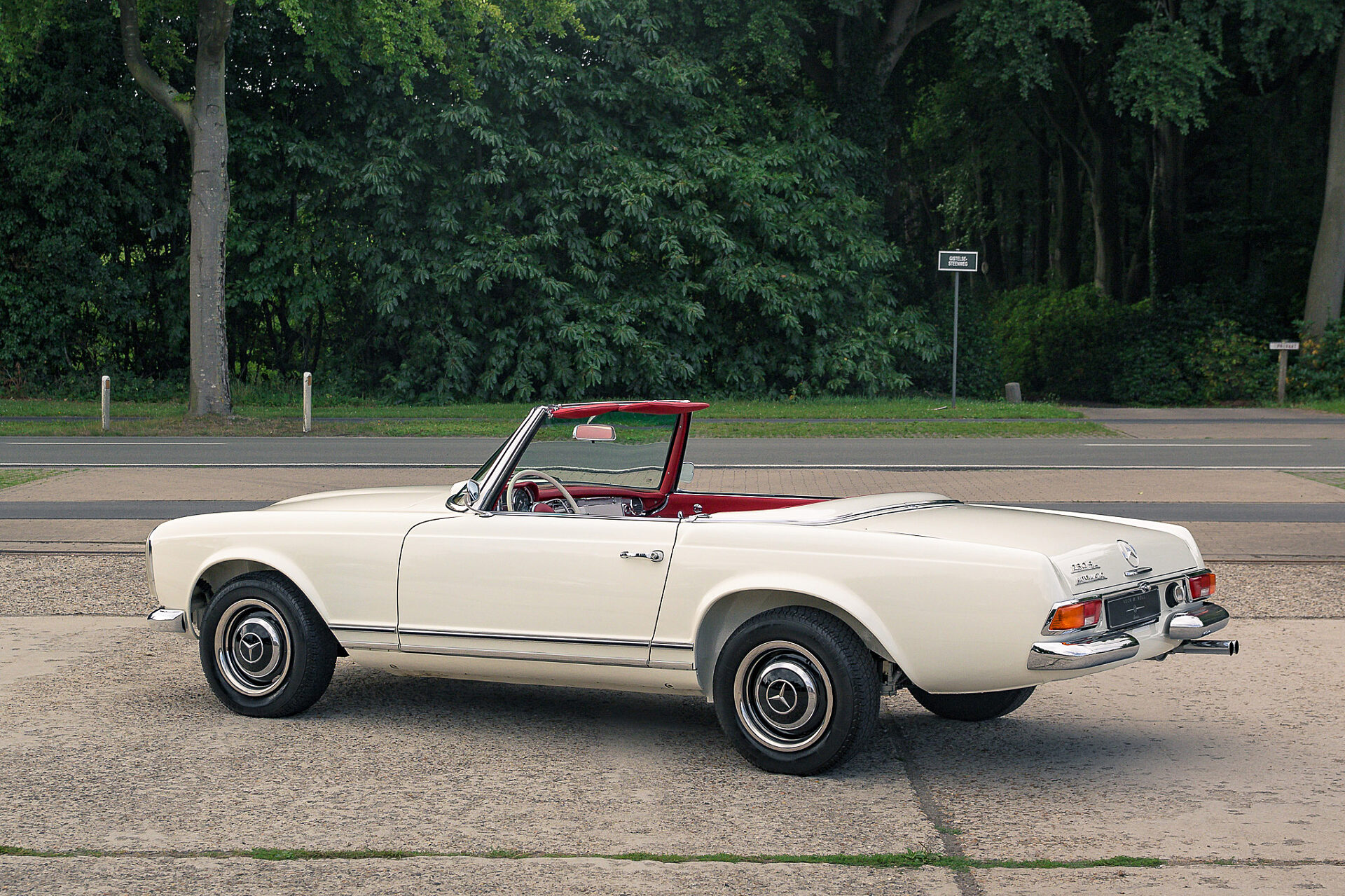 1967 Mercedes-Benz 230SL Pagoda